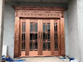 入戶(hù)四開(kāi)銅門(mén)