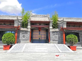 庭院對(duì)開(kāi)銅門(mén)